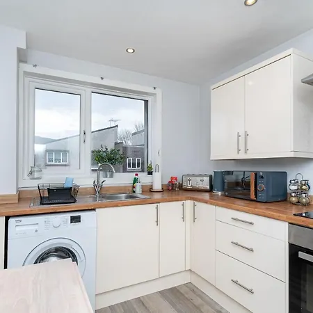 Lovely 3-Bedroom Flat With Free Parking Bridge of Allan Exterior photo
