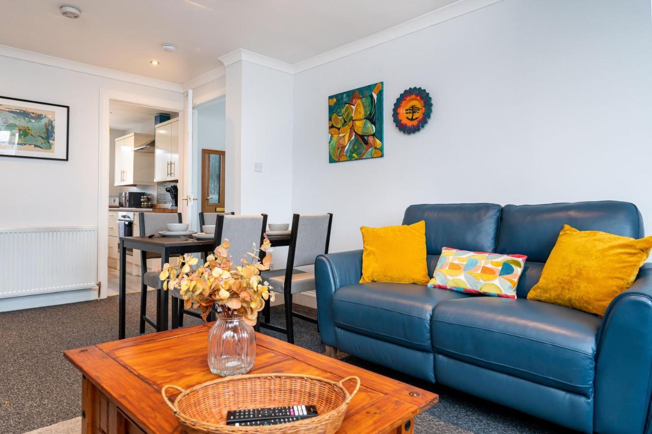 Lovely 3-bedroom Flat With Free Parking Apartment