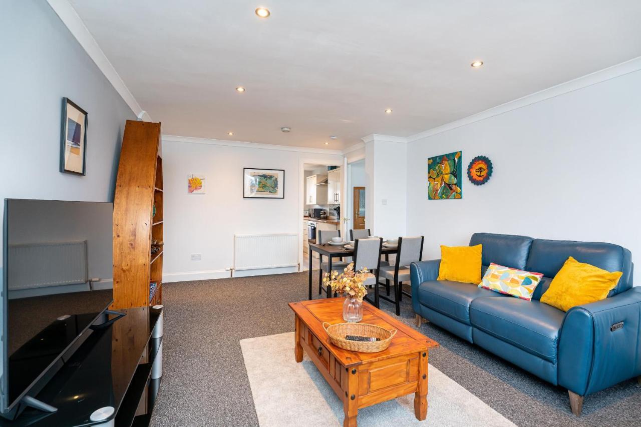 Apartment Lovely 3-bedroom Flat With Free Parking *